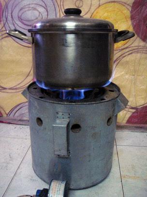 Medium gas cooker with pot and  'Vietnam Magic Fire'